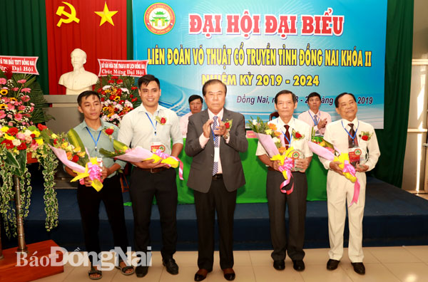 Đại võ sư Lê Văn Ngói,  Chủ tịch Liên đoàn VTCT tỉnh tặng hoa, quà  cho các thành viên không tham gia ban chấp hành khóa II 