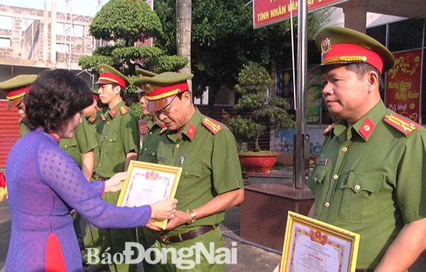 Lãnh đạo Huyện ủy, UBND huyện Xuân Lộc tặng giấy khen cho các cá nhân