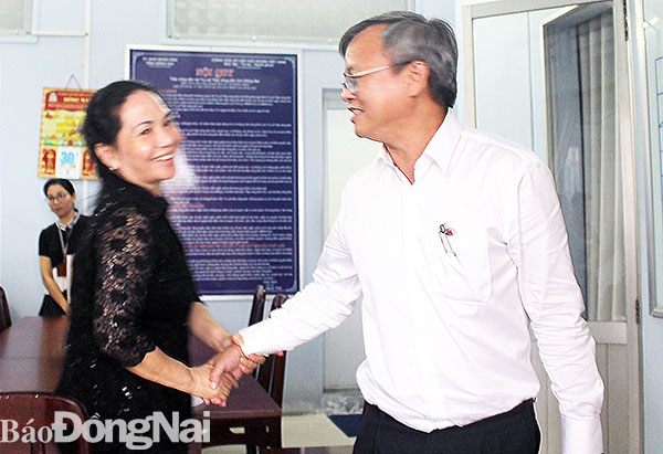 Chủ tịch UBND tỉnh Cao Tiến Dũng bắt tay với bà Hương sau khi giải quyết ổn thỏa khiếu nại của công dân