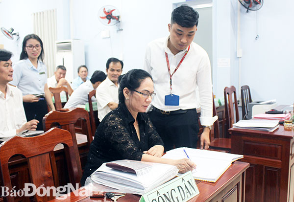 Bà Hương ký vào sổ tiếp công dân đồng ý không khiếu nại thêm