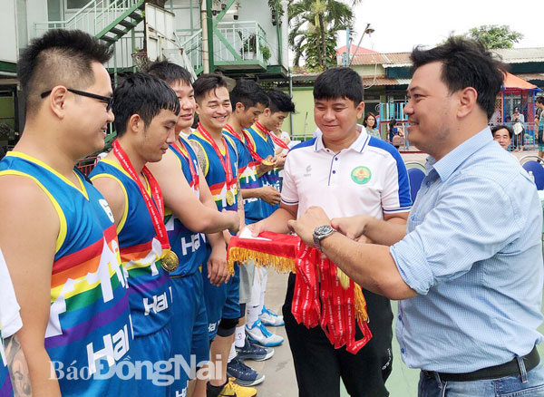 Phó giám đốc Trung tâm Huấn luyện và thi đấu TDTT tỉnh Nguyễn Thái Bình trao huy chương cho đội vô địch Hai Vận.