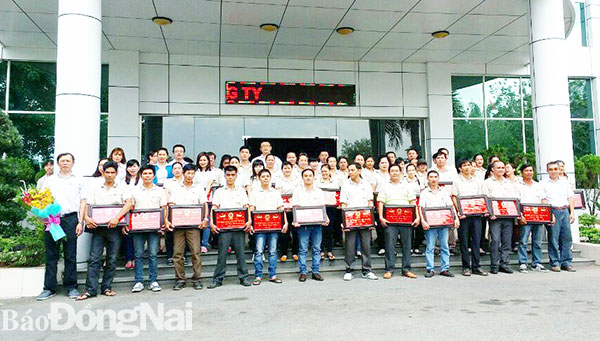 Công ty TNHH giấy Yuen Foong Yu Ðồng Nai (xã Bình Sơn, huyện Long Thành) tri ân người lao động nhiều năm cống hiến cho công ty