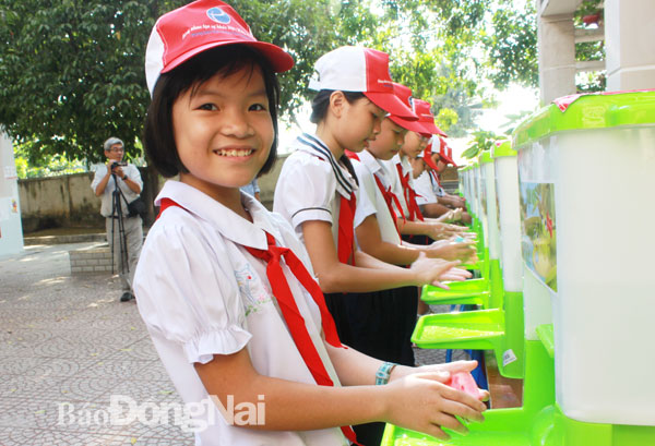 Học sinh thực hành rửa tay bằng xà phòng phòng chống các bệnh truyền nhiễm tại Trường tiểu học Lê Văn Tám (TP.Biên Hòa). Ảnh: A.Yên
