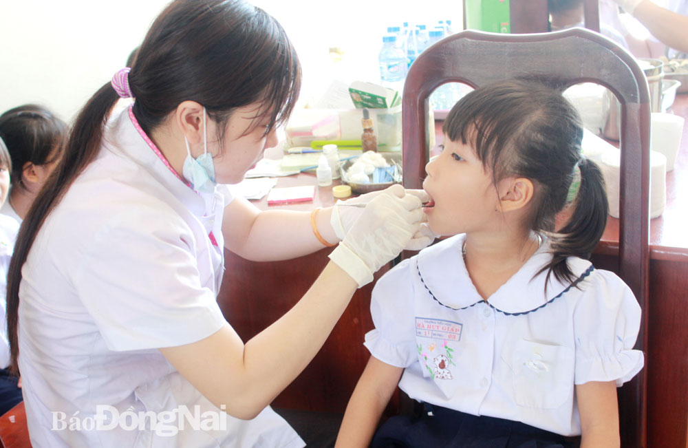 Trường tiểu học Hà Huy Giáp (phường Trảng Dài, TP.Biên Hòa) tổ chức khám sức khỏe đầu năm học cho học sinh (ảnh: H.D)