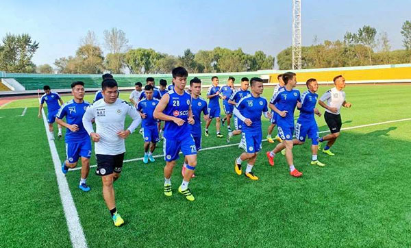 Hà Nội FC tập trên sân cỏ nhân tạo tại Bình Nhưỡng