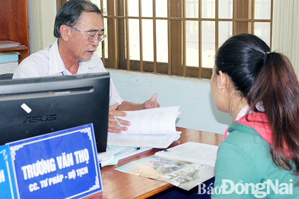 Cán bộ tư pháp - hộ tịch xã Long Thọ (huyện Nhơn Trạch) làm thủ tục đăng ký khai sinh cho người dân