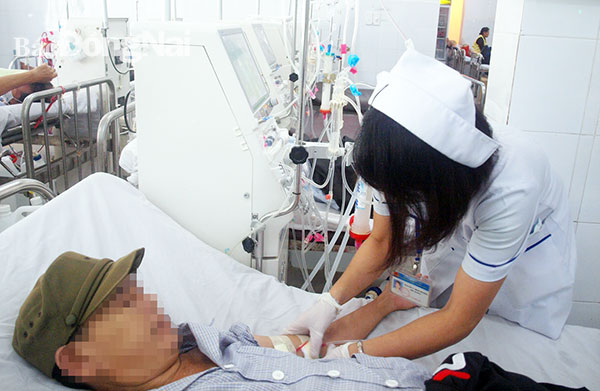 Một bệnh nhân chạy thận tại Bệnh viện đa khoa Thống Nhất (TP.Biên Hòa). Ảnh: B.Nhàn