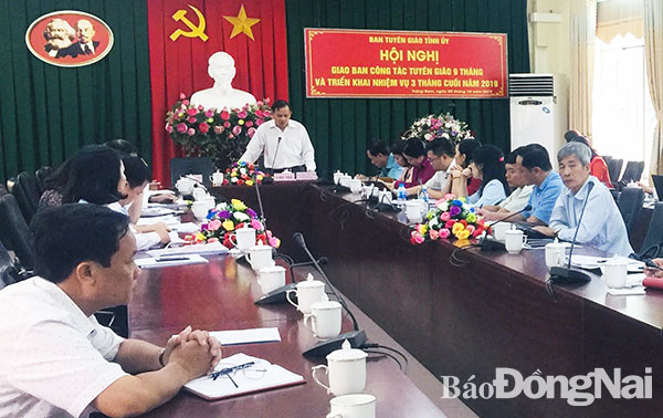 Phó ban Tuyên giáo Tỉnh ủy Phạm Tấn Linh phát biểu chỉ đạo tại hội nghị  