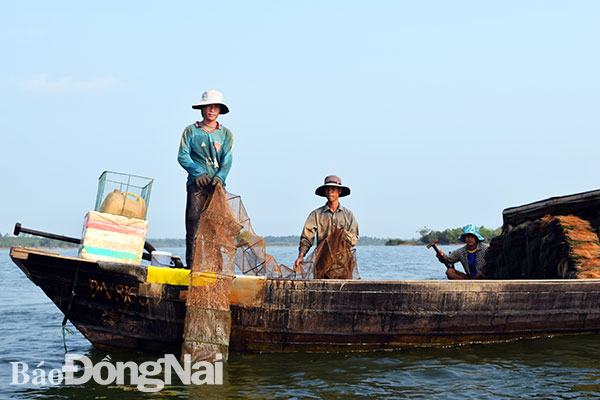 Nghề đánh bắt thủy sản đã giúp ngư dân Đồi Cá (xã La Ngà, huyện Định Quán) có cuộc sống ổn định. Ảnh: N.An