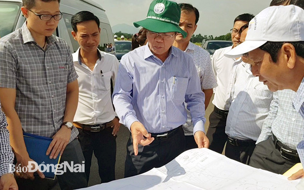 2. Phó chủ tịch UBND tỉnh Nguyễn Quốc Hùng đi kiểm tra tuyến đường giao thông trên địa bàn huyện Long Thành