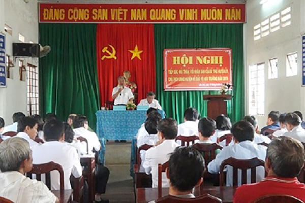 Bí thư Huyện ủy Cẩm Mỹ Cao Văn Quang đối thoại với người dân