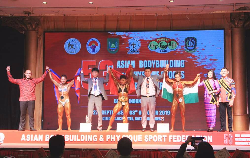 VĐV Tôn Hoàng Khánh Lan trên bục nhận HCV thể hình hạng cân 55kg nữ vô địch châu Á