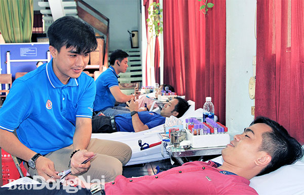 Đoàn viên thanh niên TP.Biên Hòa tham gia hiến máu tình nguyện trong sáng 17-9. Ảnh: V.Truyên