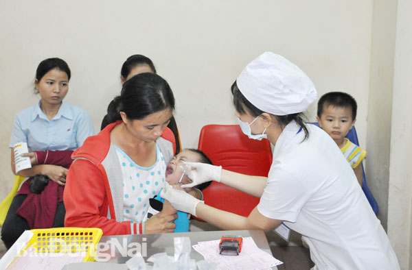 Người dân đến tiêm vaccine tại Trung tâm kiểm soát bệnh tật tỉnh. Ảnh: B.Nhàn
