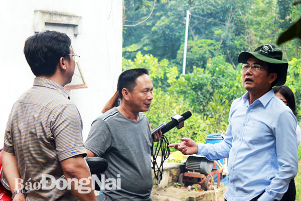 Phó chủ tịch UBND tỉnh Võ Văn Chánh thăm gia đình ông Nguyễn Hữu Trưởng, hộ chăn nuôi heo tại xã Nhân Nghĩa (huyện Cẩm Mỹ).