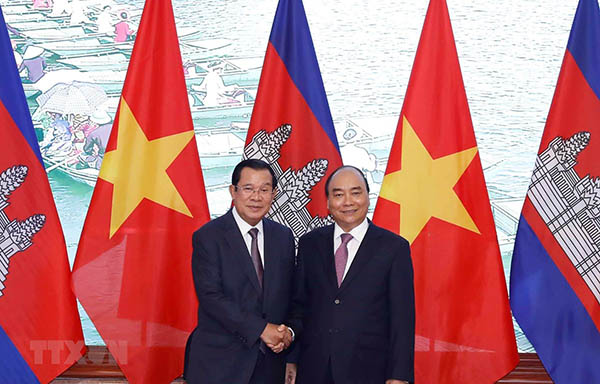 Thủ tướng Chính phủ Nguyễn Xuân Phúc và Thủ tướng Vương quốc Campuchia Samdech Techo Hun Sen tại Trụ sở Chính phủ. (Ảnh: Thống Nhất/TTXVN)