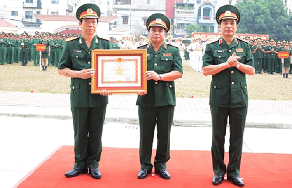 Thượng tướng Phan Văn Giang, Ủy viên Trung ương Đảng, Tổng tham mưu trưởng Quân đội nhân dân Việt Nam thừa ủy quyền của Chủ tịch nước trao Huân chương Quân công hạng Ba cho Bộ đội TTG tại lễ kỷ niệm