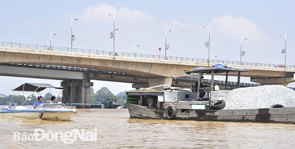 Lực lượng chức năng hỗ trợ, hướng dẫn tàu thuyền qua lại khu vực cầu Hóa An (TP.Biên Hòa) an toàn. Ảnh: T, Hải