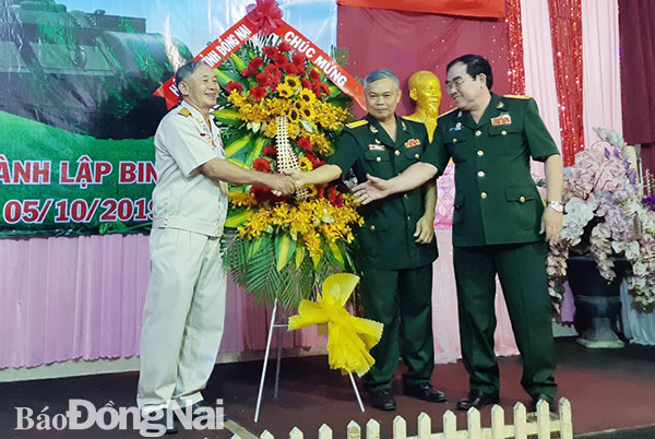  Đại tá Nguyễn Văn Việt (thứ 2 từ phải vào), Phó chủ tịch Hội CCB tỉnh tặng hoa chúc mừng buổi họp mặt