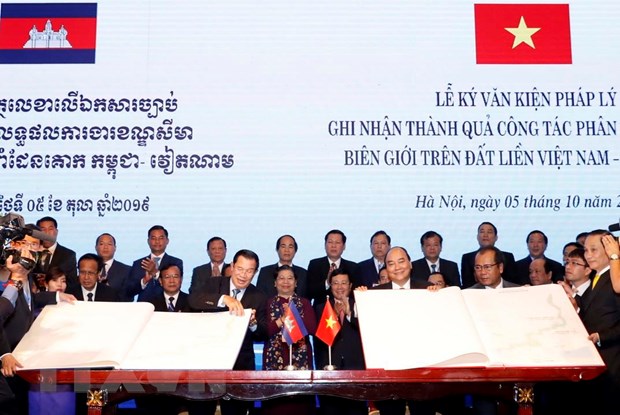  Thủ tướng Nguyễn Xuân Phúc và Thủ tướng Campuchia Samdech Techo Hun Sen chứng kiến Lễ ký Phụ lục bản đồ đính kèm Nghị định thư Phân giới cắm mốc biên giới đất liền giữa Cộng hòa XHCN Việt Nam và Vương quốc Campuchia. (Ảnh: Thống Nhất/TTXVN)