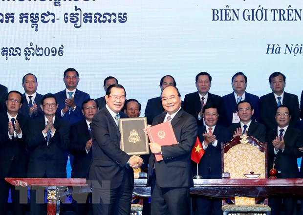 Thủ tướng Nguyễn Xuân Phúc và Thủ tướng Vương quốc Campuchia Samdech Techo Hun Sen ký Hiệp ước bổ sung Hiệp ước hoạch định biên giới quốc gia năm 1985 và Hiệp ước bổ sung năm 2005 giữa Cộng hòa XHCN Việt Nam và Vương quốc Campuchia. (Ảnh: Thống Nhất/TTXVN)