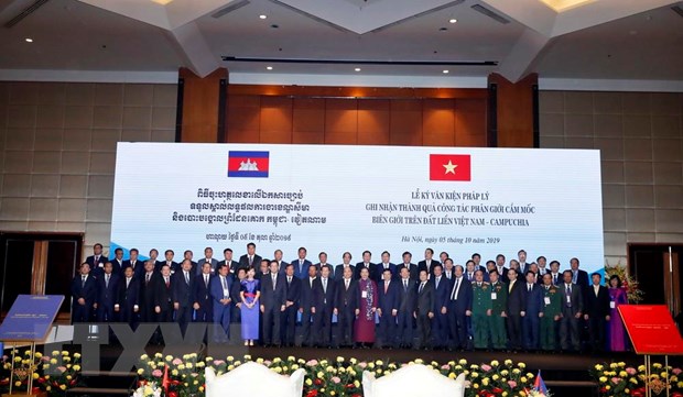 Thủ tướng Nguyễn Xuân Phúc và Thủ tướng Vương quốc Campuchia Samdech Techo Hun Sen với các đại biểu tại Hội nghị tổng kết công tác phân giới cắm mốc biên giới trên đất liền Việt Nam-Campuchia giai đoạn 2006-2019. (Ảnh: Thống Nhất/TTXVN)