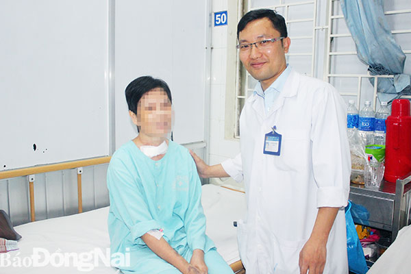 Bác sĩ Nguyễn Văn Bình thăm hỏi bệnh nhân N.T.D. (ngụ xã La Ngà, huyện Định Quán
