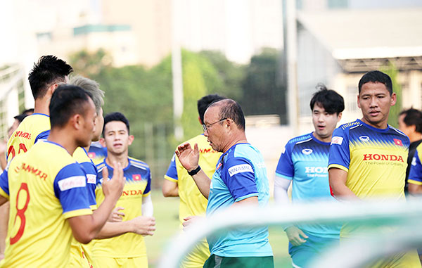 Ở buổi tập chiều 5-10, HLV Park Hang-seo đưa ra những giáo án chuyên sâu. Ông thầy người Hàn Quốc vừa rút gọn danh sách tuyển Việt Nam còn 25 cầu thủ