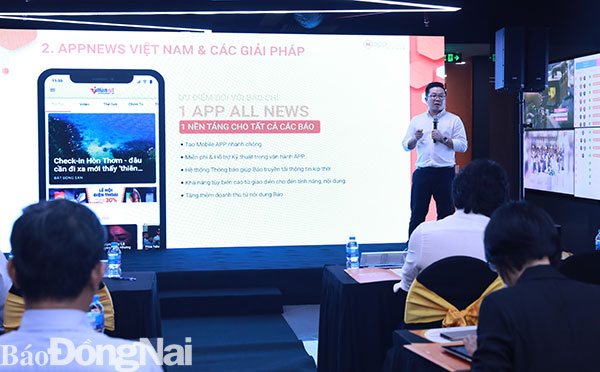 Đại diện Công ty CP Tập đoàn Yeah1 giới thiệu ứng dụng Appnews Việt Nam (Ảnh: Huy Anh)