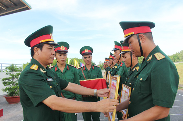 Đại tá Vũ Văn Điền, Phó chỉ huy trưởng, Tham mưu trưởng Bộ Chỉ huy quân sự tỉnh khen thưởng các tập thể, cá nhân Trung đoàn Bộ binh Đồng Nai có thành tích tốt trong huấn luyện năm 2019