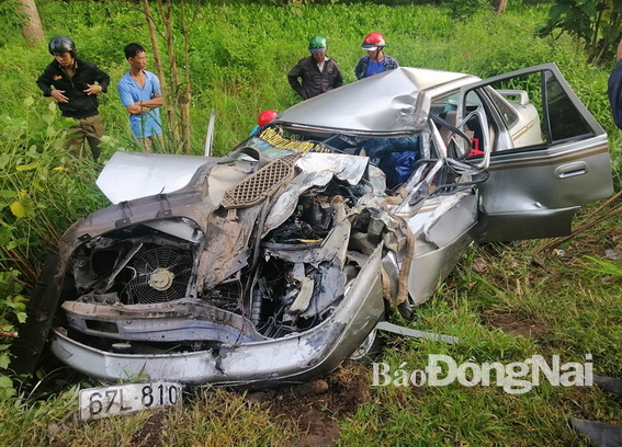 Va chạm xe tải, ô tô 4 chỗ bẹp dúm, 1 người tử vong