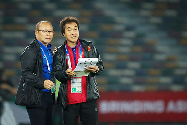 HLV Park Hang-seo và trợ lý Lee Young-jin