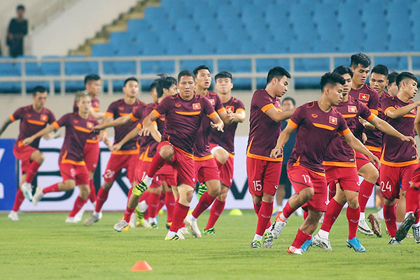 Các cầu thủ Việt Nam tại buổi tập làm quen sân Mỹ Đình tối 9-10