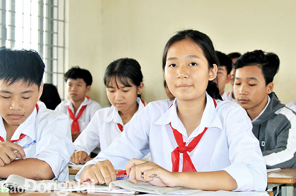 Em Trần Anh Thư (học sinh lớp 9 Trường THCS Tam An, xã Tam An, huyện Long Thành) là một trong 10 học sinh mồ côi cha mẹ, có thành tích học tập tốt được nhận học bổng dài hạn từ Quỹ Bảo trợ trẻ em tỉnh . Ảnh: V. Truyên