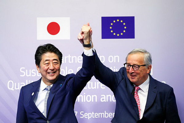 Thủ tướng Nhật Bản Shinzo Abe và Chủ tịch Ủy ban châu Âu Jean-Claude Juncker trong buổi ký kết. Ảnh: Reuters