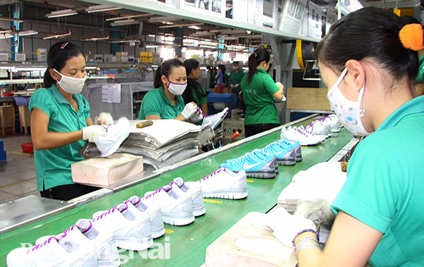 Công nhân Công ty TNHH Taekwang Vina Industrial (Khu công nghiệp Biên Hòa 2) trong giờ sản xuất