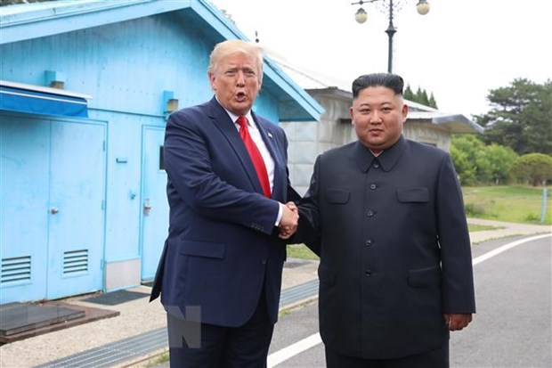 Tổng thống Mỹ Donald Trump (trái) và nhà lãnh đạo Triều Tiên Kim Jong-un trong cuộc gặp tại làng đình chiến Panmunjom ở biên giới liên Triều ngày 30-6-2019. (Nguồn: THX/TTXVN)