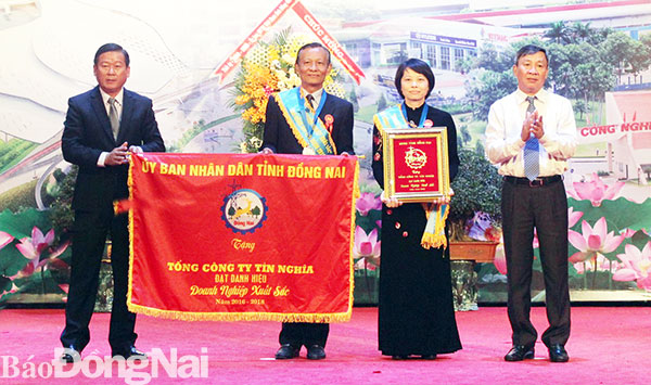Phó bí thư Thường trực Tỉnh ủy Hồ Thanh Sơn và Chủ tịch Ủy ban MTTQ tỉnh Đào Văn Phước tặng cờ và bằng khen doanh nghiệp xuất sắc cho Tổng công ty Tín Nghĩa