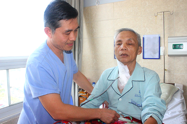  Bác sĩ Bệnh viện đa khoa Đồng Nai thăm khám cho bệnh nhân.