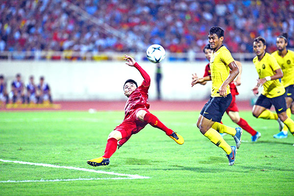 Quang Hải ghi bàn mở tỷ số trận đấu trong tư thế mất trụ sau đường chuyền của Quế Ngọc Hải