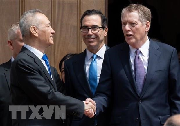(Từ trái sang): Phó Thủ tướng Trung Quốc Lưu Hạc, Bộ trưởng Tài chính Mỹ Steven Mnuchin và Đại diện thương mại Mỹ Robert Lighthizer sau vòng đàm phán thương mại ở Washington, DC ngày 10-5-2019. (Nguồn: AFP/TTXVN)