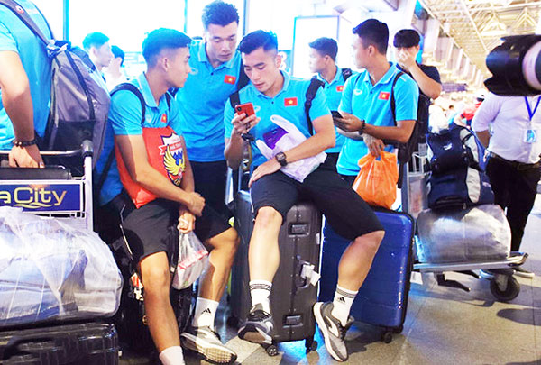 Các cầu thủ U.22 Việt Nam cập nhật tin về tuyển Việt Nam khi tới TP. Hồ Chí Minh