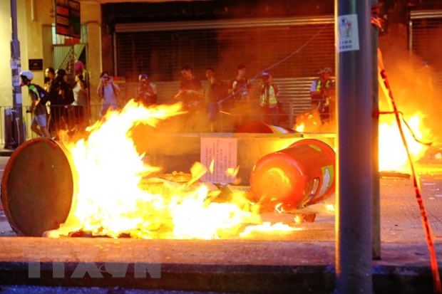 Người biểu tình đốt phá trên đường phố tại Hong Kong. (Ảnh: THX/ TTXVN)