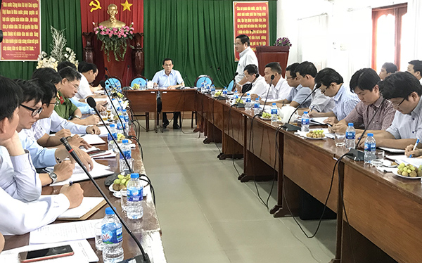 Phó chủ tịch UBND tỉnh Võ Văn Chánh chủ trì buổi làm việc với 2 huyện Tân Phú, Định Quán tại UBND huyện Định Quán.
