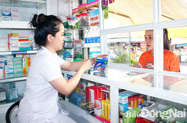 Người dân mua thuốc tại một nhà thuốc ở phường Long Bình, TP.Biên Hòa. Ảnh: H. Dung
