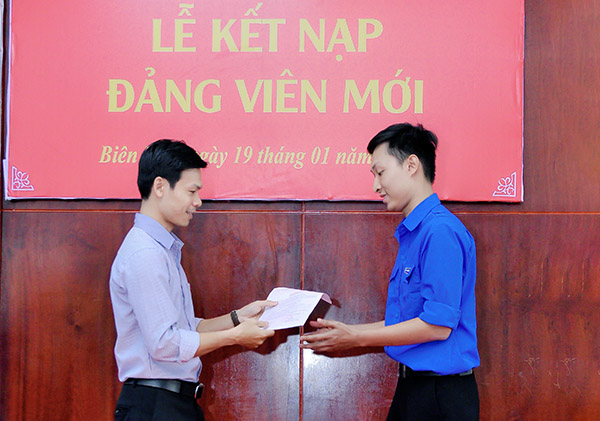 Đảng bộ Trường đại học Lạc Hồng trao quyết định kết nạp Đảng cho sinh viên