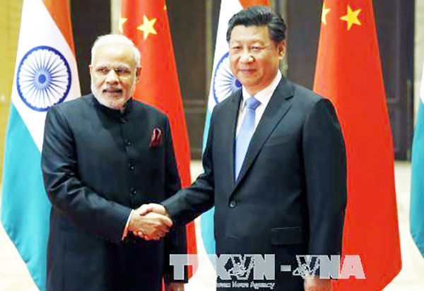 Thủ tướng Ấn Độ Narendra Modi (trái) có cuộc gặp Chủ tịch Trung Quốc Tập Cận Bình (phải). Ảnh: AFP/TTXVN