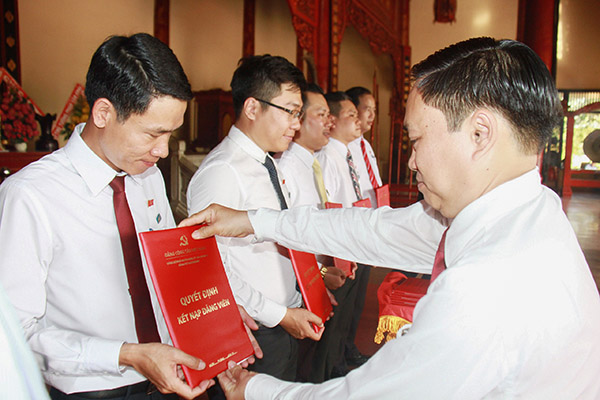 Chi bộ Sacombank chi nhánh Đồng Nai kết nạp đảng viên tại Văn miếu Trấn Biên (TP.Biên Hòa)