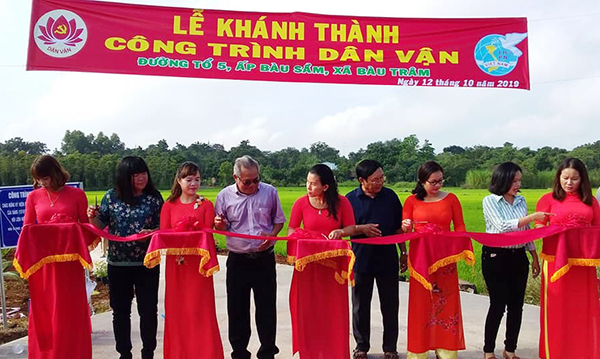 Trưởng ban DV Thành ủy Long Khánh Phạm Văn Hoàng cắt băng khánh thành tuyến đường xã Bàu Trâm