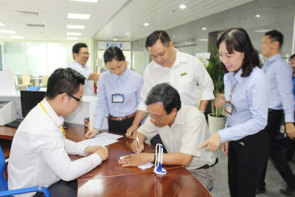 Cán bộ Trung tâm hành chính công tỉnh Đồng Nai hướng dẫn người dân làm thủ tục hành chính